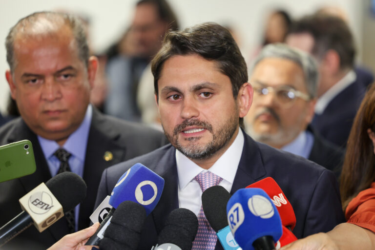 Juscelino Filho deixa Ministério das Comunicações após denúncia de corrupção